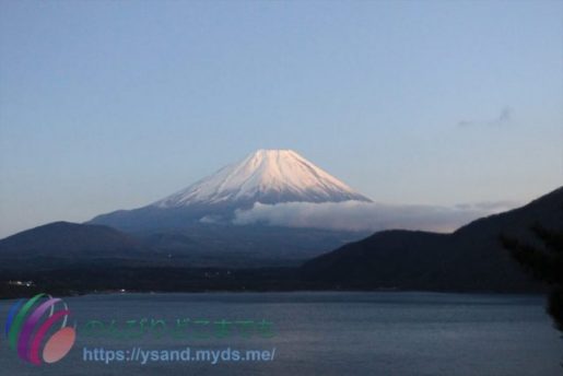 本栖湖からの富士山の眺め
