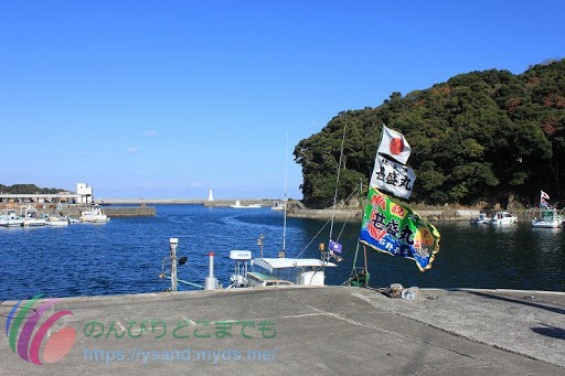 波切漁港にて大漁旗を掲げる船