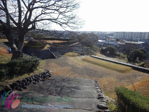 掛川市　横須賀城　西の丸からの眺め　丸石垣が見えますね