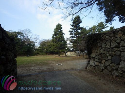 吉田城本丸を東側から、奥に鉄櫓が見える