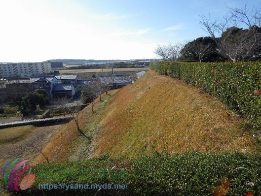 掛川市　横須賀城　西の丸の土塁の感じ