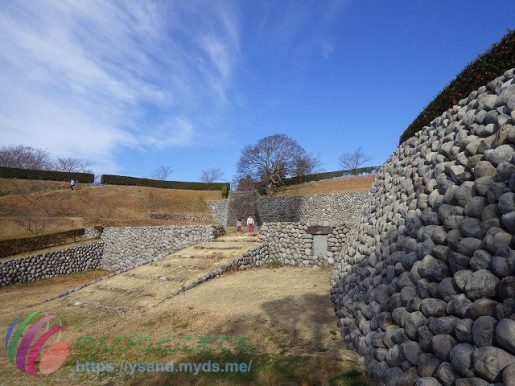横須賀城　本丸を下から眺める　丸石垣が分かる