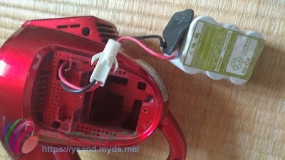 ③バッテリーを引き抜いて、コネクターを外します。