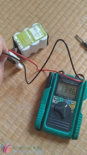 バッテリーを取り外して電圧を測ってみた、充電しても1.346Vにしかなってない。