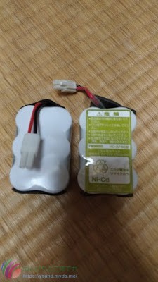 右が純正、左が今回購入したバッテリー