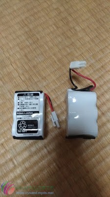 右が純正、左が今回購入したバッテリー